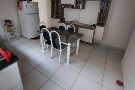 Casa Térrea com 2 dormitórios.