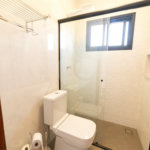 Casa à venda com 4 quartos, sendo 1 suíte, no condomínio Residencial Pinheiros do Lago, Alambari - SP