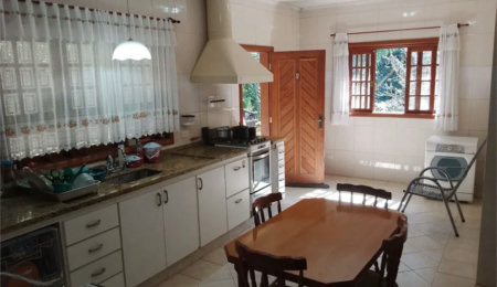 Casa à venda com 4 quartos, sendo 1 suíte,  no condomínio Quinta da Cachoeira, Embu das Artes - SP