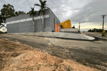 GALPÃO INDUSTRIAL NOVO – 800 M² - Em frente à Rodovia Kanela Forti