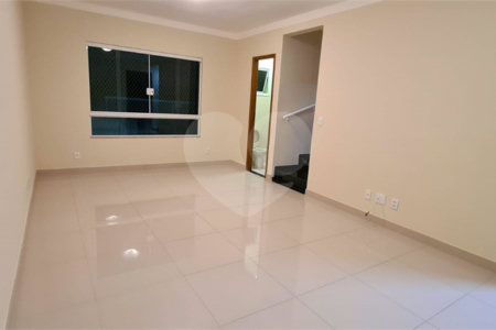 Casa à venda com 3 quartos, sendo 1 suíte, no condomínio Alvorada Parque Vitória, São Paulo - SP