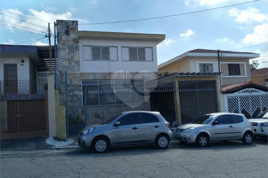 Casa com 4 dormitórios e 4 vagas.