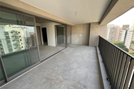 Apartamento à venda com 3 suítes em Moema, São Paulo, SP
