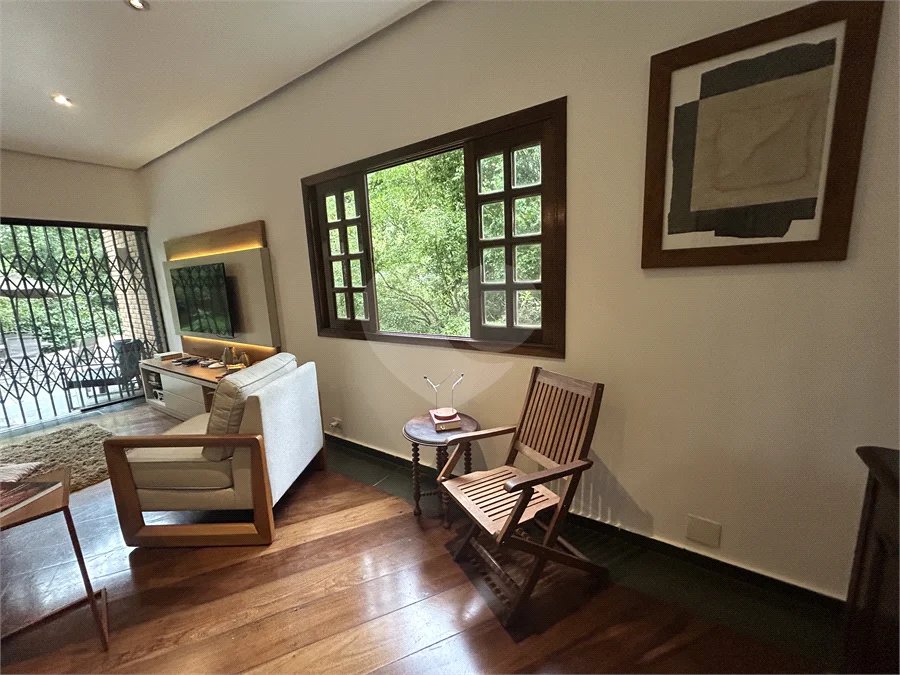 Casa em condomínio com 3 dormitórios, 01 suíte, garagem para 06 carros, área gourmet, piscina.