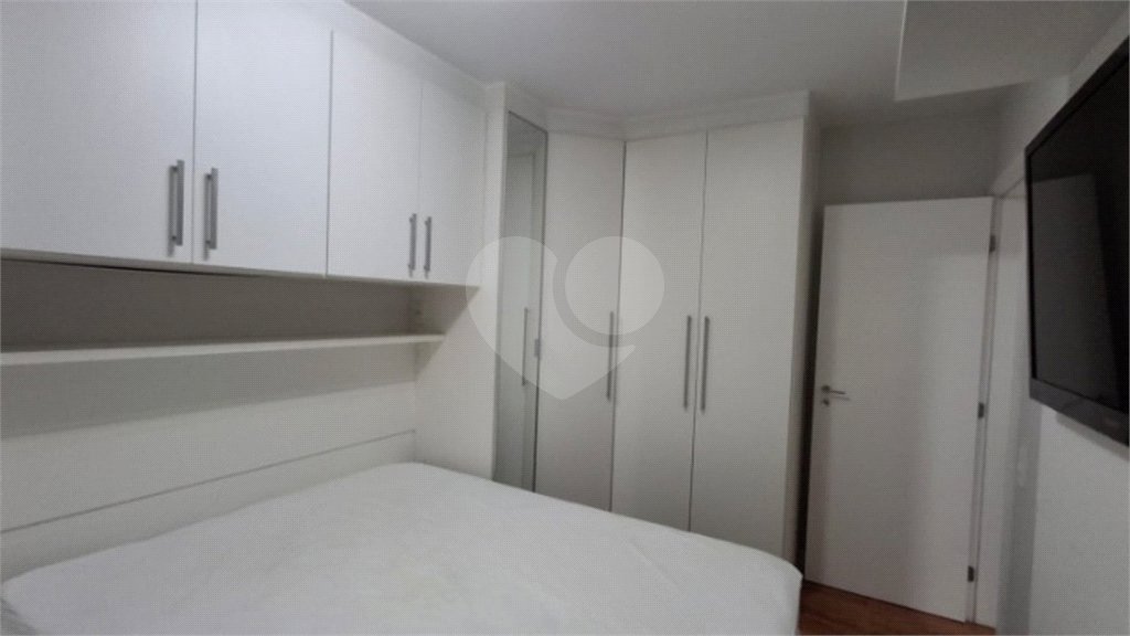 Apartamento com dois dormitórios sendo um climatizado, com duas vagas de garagem.
