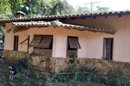 Casa à venda com 4 quartos, sendo 1 suíte, no condomínio Quinta da Cachoeira, Embu das Artes - SP