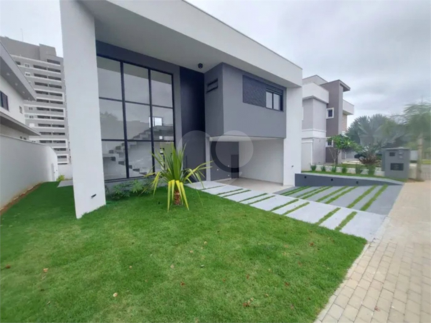 Casa à venda com 4 suítes no condomínio Monaco, São José dos Campos - SP