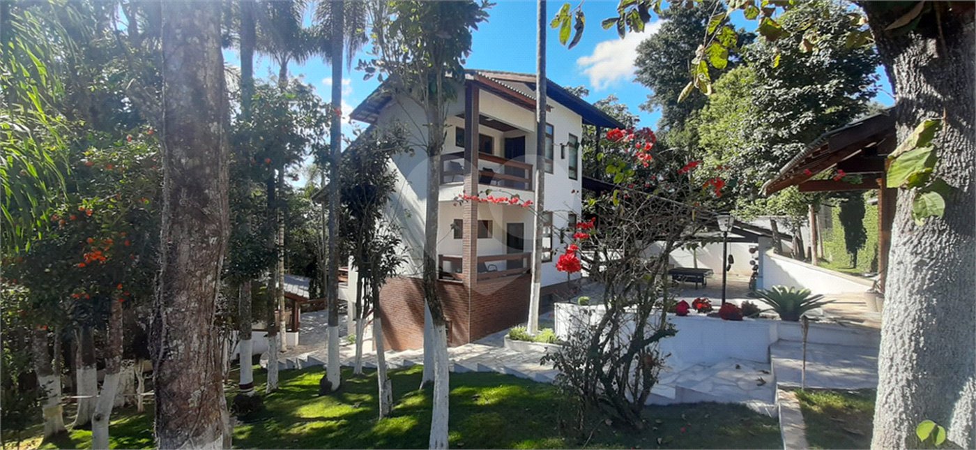 Sobrado à venda com 5 quartos, sendo 3 suítes, em Serra da Cantareira, Mairiporã, SP