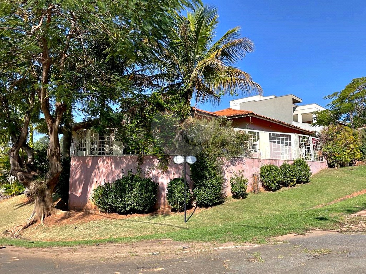 Casa à venda com 4 quartos, sendo 3 suítes,  no condomínio Terras de Santa Teresa, Itupeva - SP