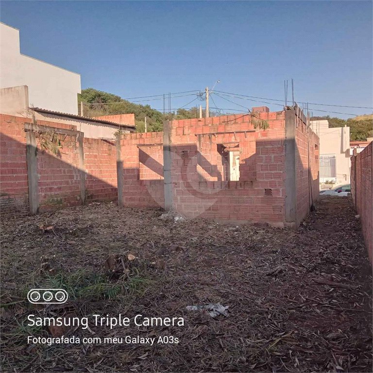 Terreno contendo 250,00 m² de área total.