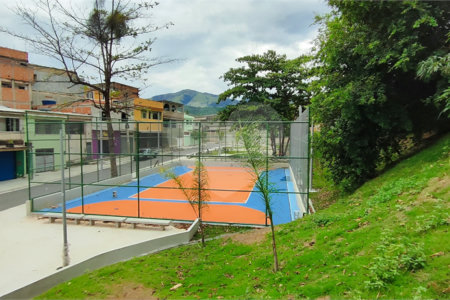 Casa à venda com 5 quartos, sendo 3 suítes, no condomínio Village Texeira Campos, Rio de Janeiro - RJ