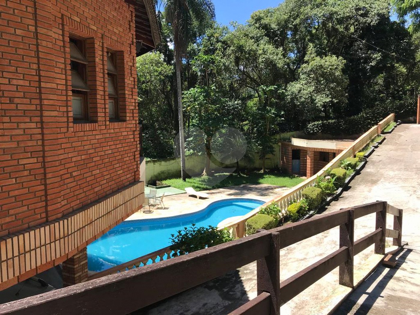 Sobrado à venda ou para alugar com 4 suítes em Serra da Cantareira, Mairiporã, SP