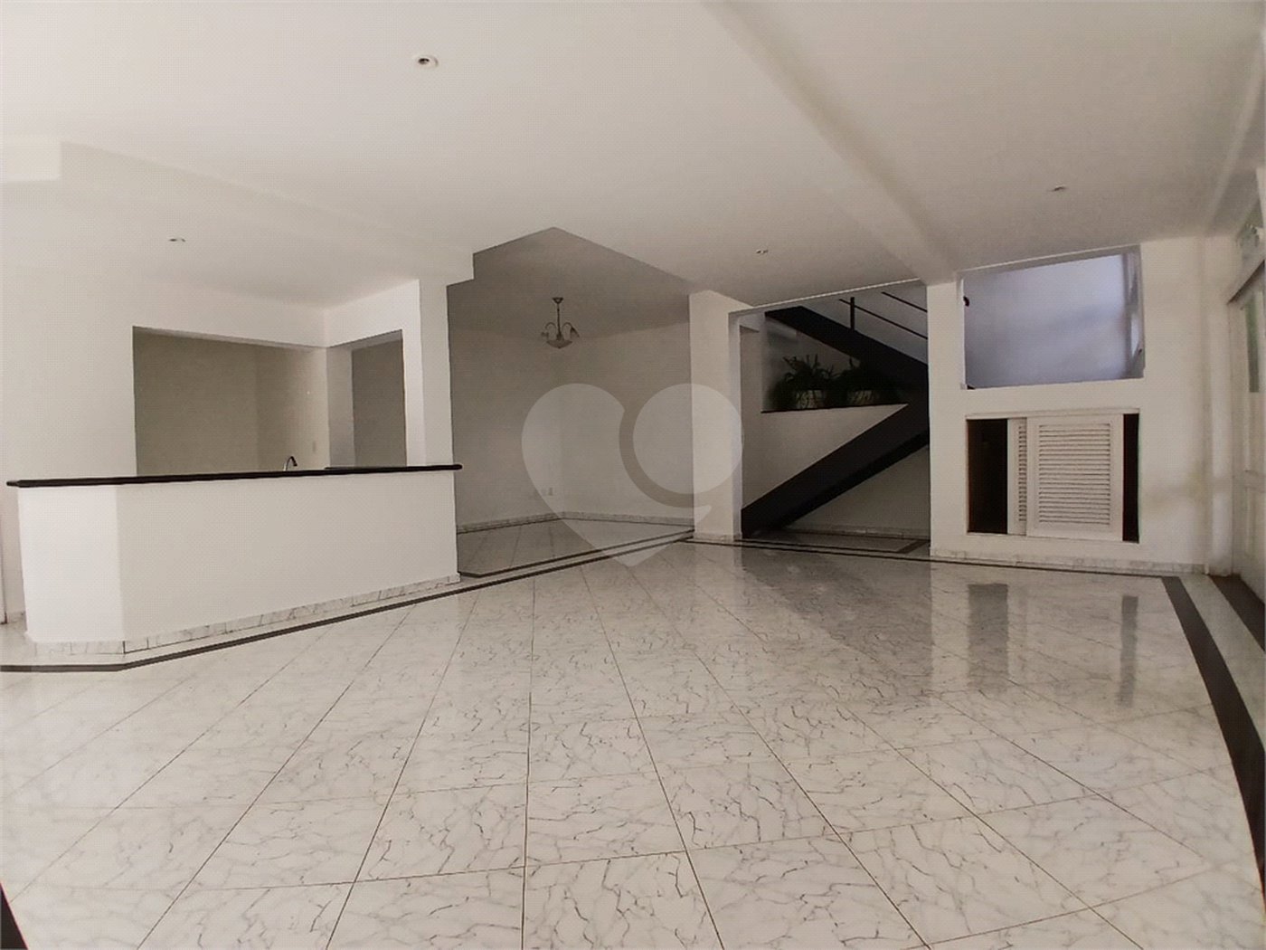 Casa à venda com 4 quartos, sendo 2 suítes, no condomínio Flamboyant, Atibaia - SP