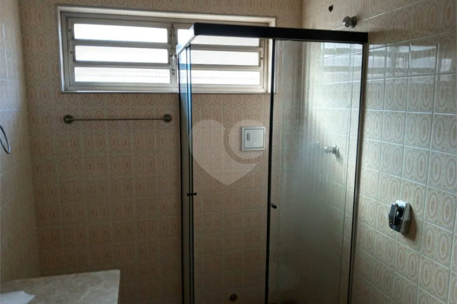 Casa com 4 dormitórios e 4 vagas.