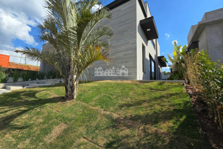 Casa térrea à venda com 3 quartos, sendo 1 suíte, no condomínio Portal Lamis, Atibaia - SP