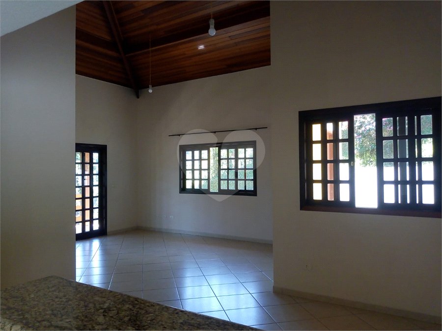 Casa em condomínio para alugar com 3 quartos, sendo 1 suíte, em Vila Petrópolis, Atibaia, SP