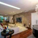 Casa à venda com 5 suítes em Jardim Cordeiro, São Paulo, SP