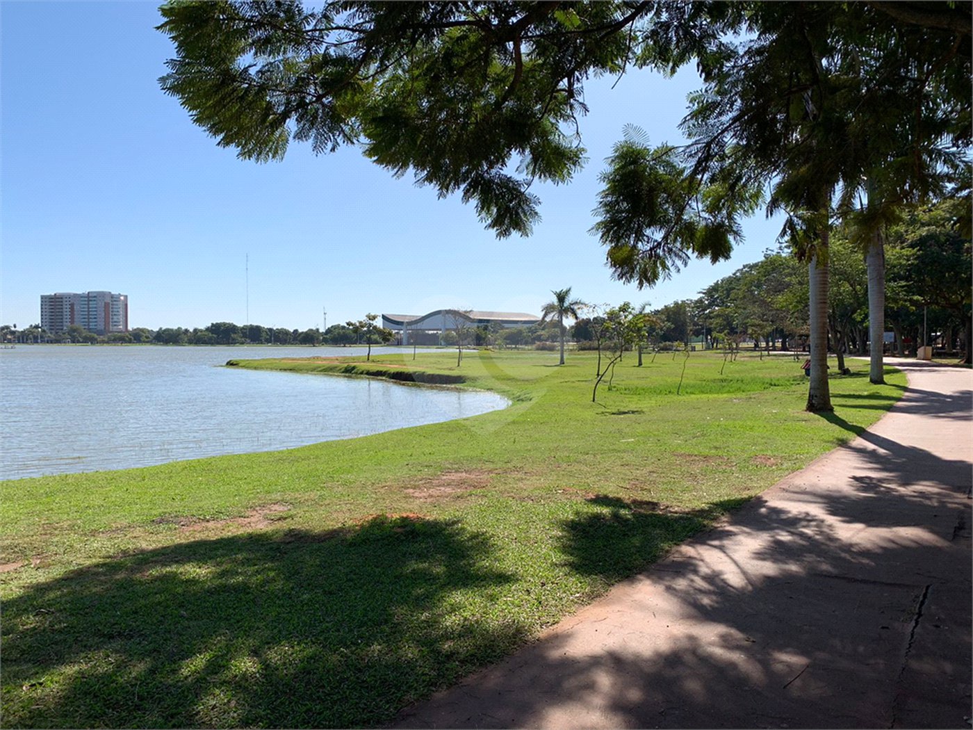 Casa à venda com 4 quartos em Jardim Roriz, Três Lagoas, MS