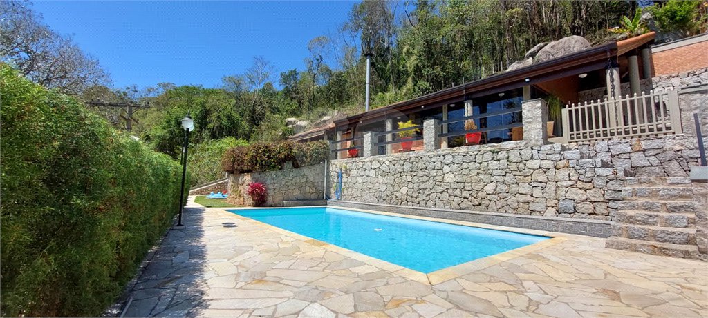 Casa à venda com 3 quartos, sendo 2 suítes, no condomínio Alpes de Caieiras, Caieiras - SP