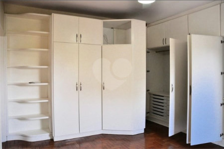 Sobrado à venda com 4 quartos, sendo 2 suítes,  em Campo Belo, São Paulo, SP