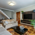 Sobrado no Jabaquara com 280m², 3 dormitórios, quintal amplo, varanda e 3 vagas de garagem.