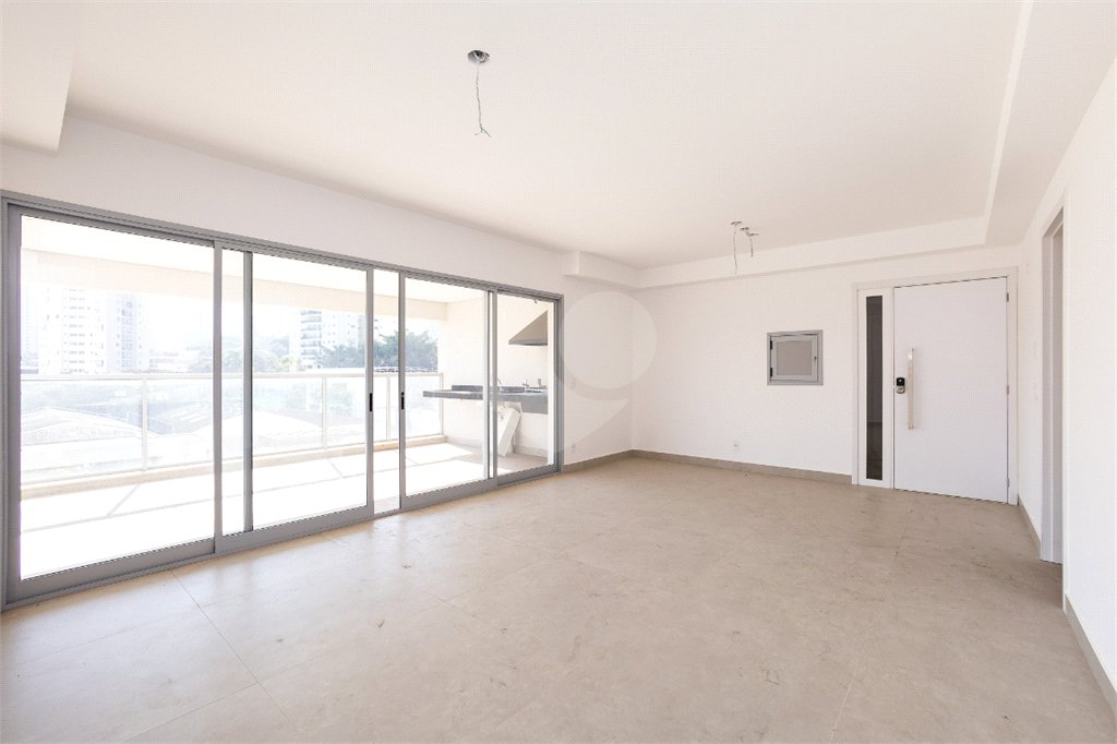 Apartamento à venda com 3 quartos, sendo 1 suíte,  em Vila Sofia, São Paulo, SP