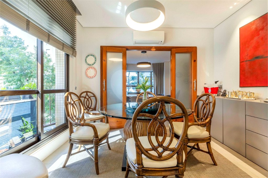 Apartamento à venda com 4 quartos, sendo 3 suítes, em Moema, São Paulo, SP