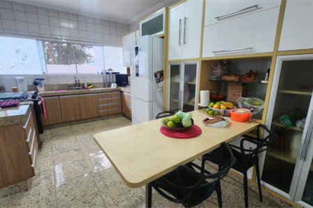 Casa à venda com 4 quartos, sendo 2 suítes, no condomínio Marambaia, Vinhedo - SP
