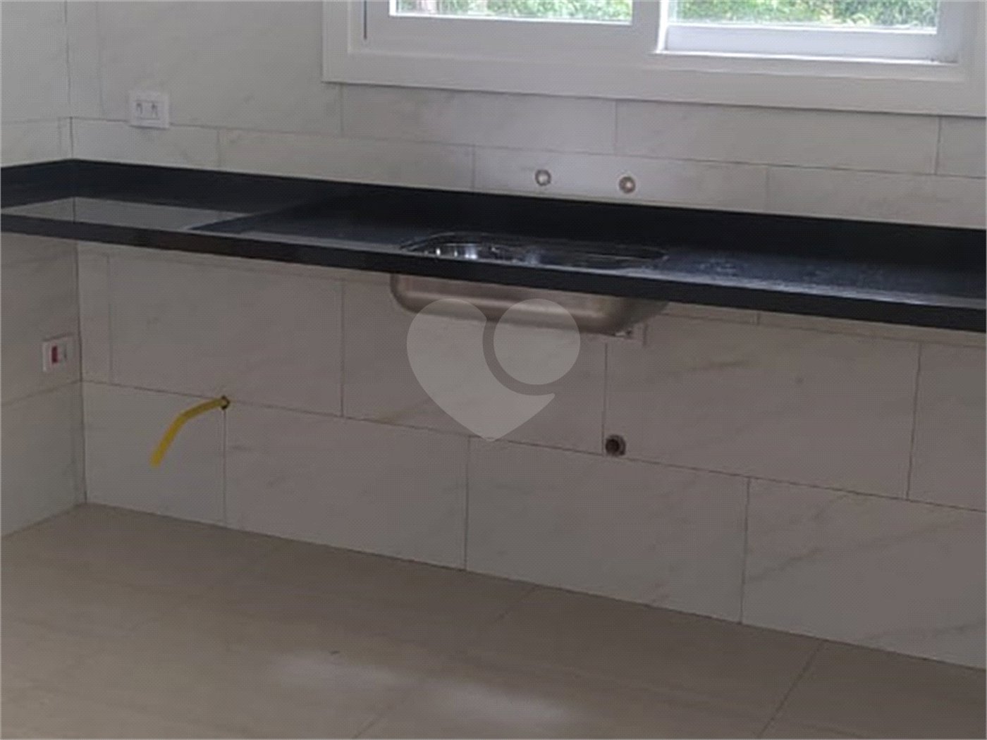 Casa à venda com 2 quartos, sendo 1 suíte, no condomínio Figueira Garden, Atibaia - SP