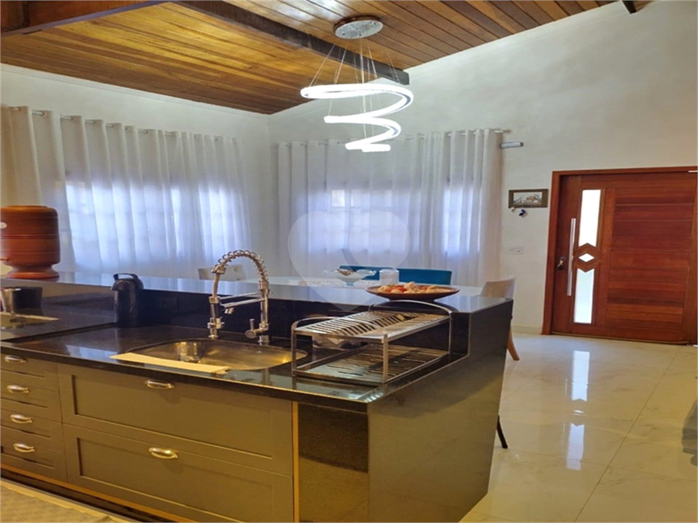 Casa à venda com 3 quartos, sendo 1 suíte, no condomínio Mountain Village, Atibaia - SP