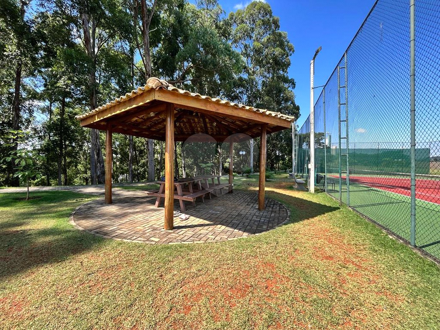 Casa à venda com 5 quartos, sendo 3 suítes, no condomínio Santa Teresa 1, Vinhedo - SP