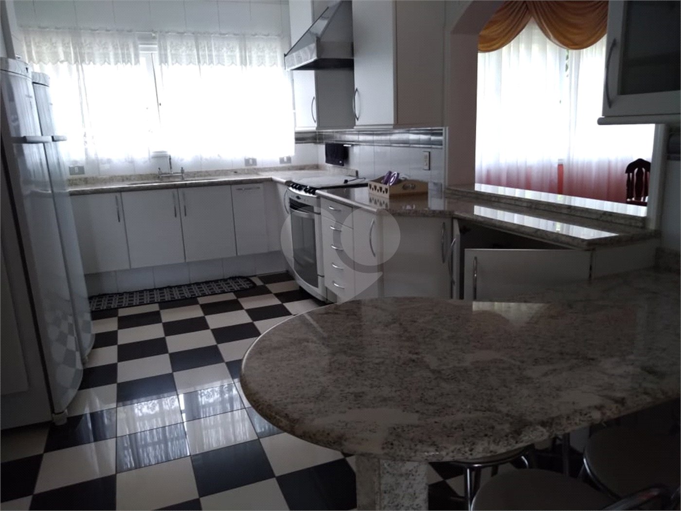 Sobrado à venda com 4 quartos, sendo 2 suítes, em Serra da Cantareira, Mairiporã, SP