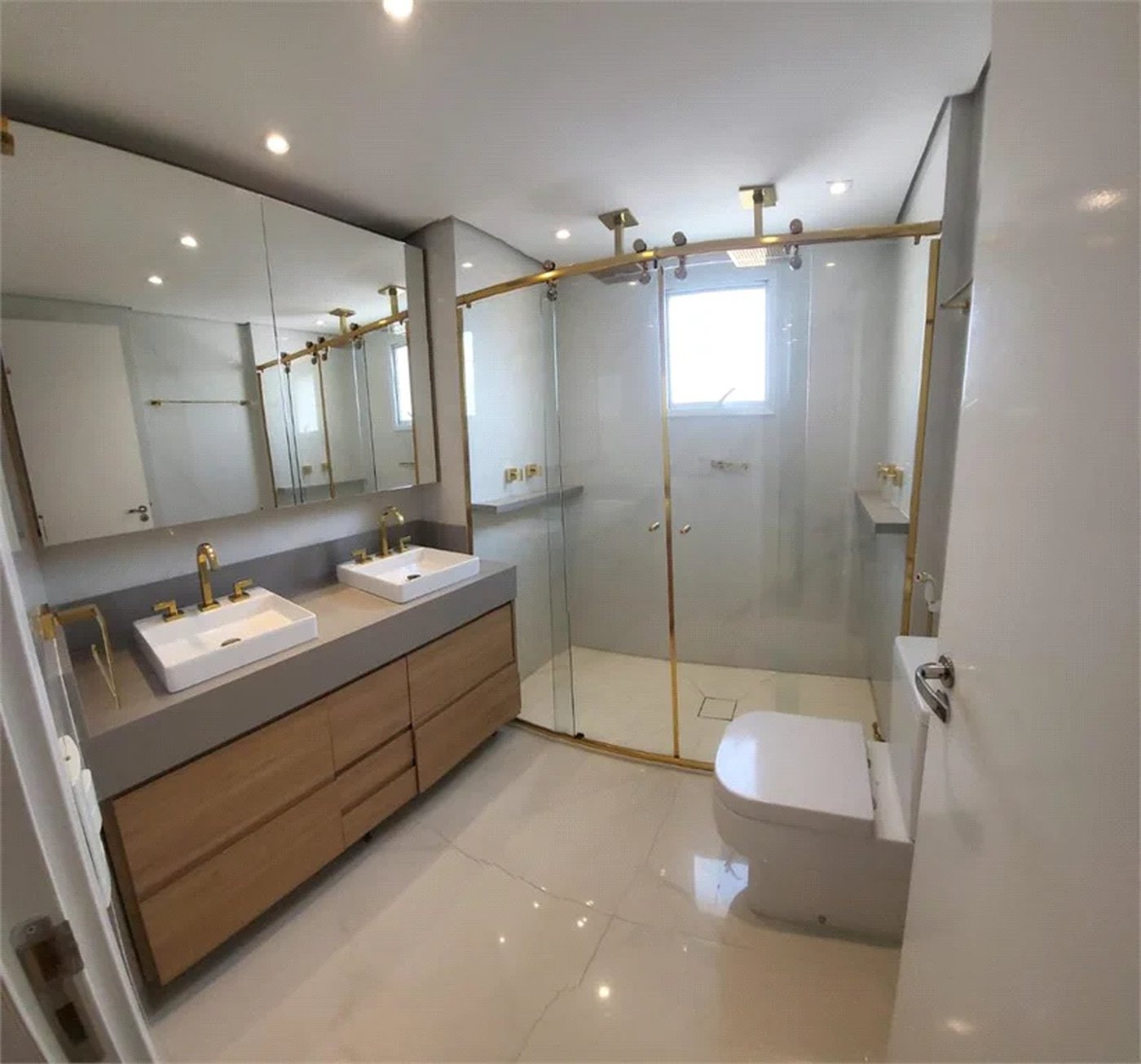 Apartamento à venda com 3 quartos, sendo 1 suíte,  em Jardim Vazani, São Paulo, SP