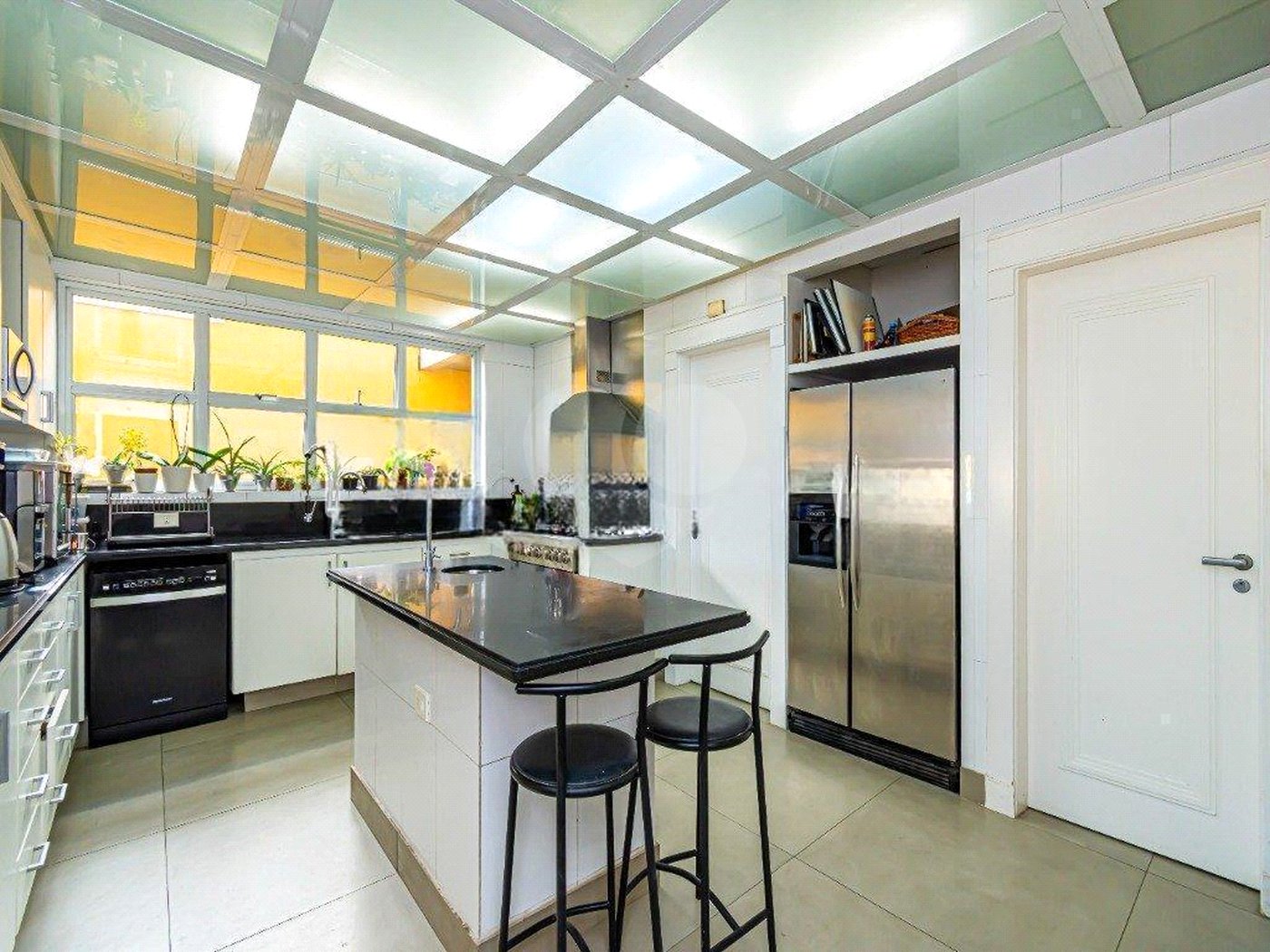 Casa à venda com 4 suítes em Jardim Guedala, São Paulo, SP