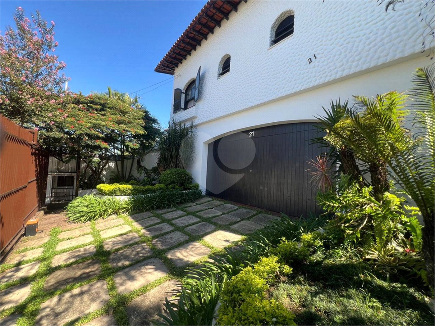 Casa à venda com 5 quartos, sendo 4 suítes, em Parque Maria Helena, São Paulo, SP