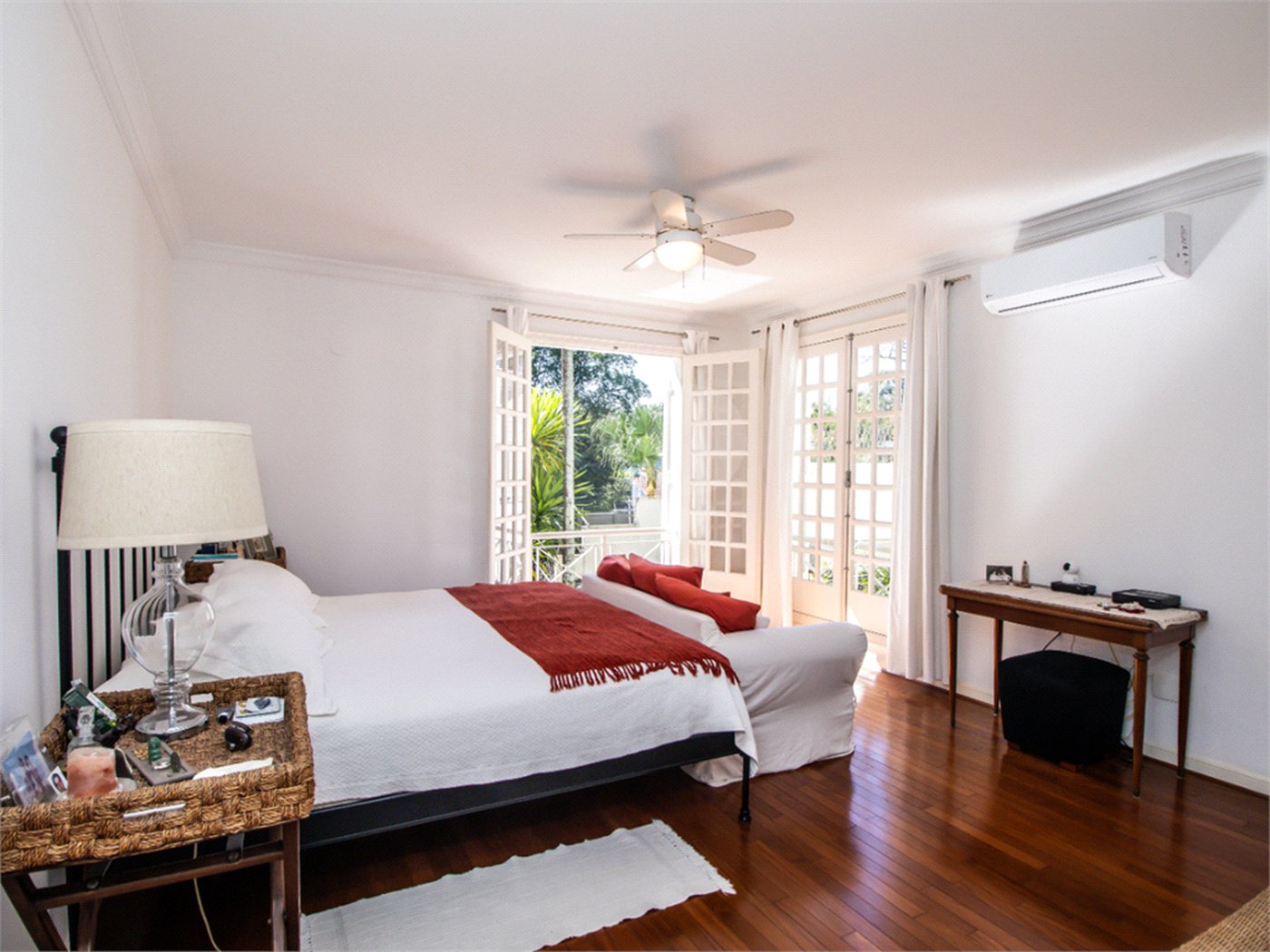 Casa à venda com 5 quartos, sendo 4 suítes, no condomínio Bounganville, São Paulo - SP