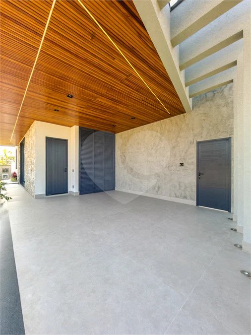Indaiatuba - Condominio Villa Sapezal - 318 m² de Terreno - 230 m² de Área Construída - 3 suítes, sendo 1 Master com closet planejado - Sala de TV - Sala de estar integrada à Sala de jantar - Cozinha com móveis planejados - Despensa - Escritório planejado - Lavabo - Piscina com preparação para aquec