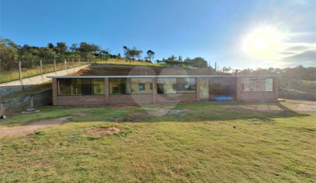 Chácara à venda com 4 quartos, sendo 2 suítes,  em Recanto das Acácias, São Roque, SP