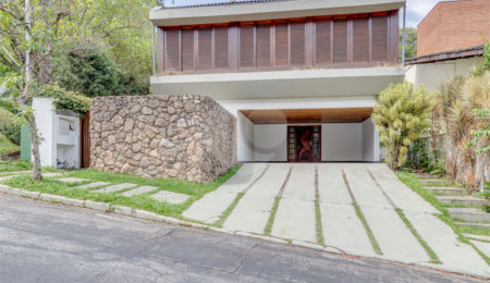 Casa à venda com 5 quartos, sendo 3 suítes, no condomínio Granja do Morumbi, São Paulo - SP
