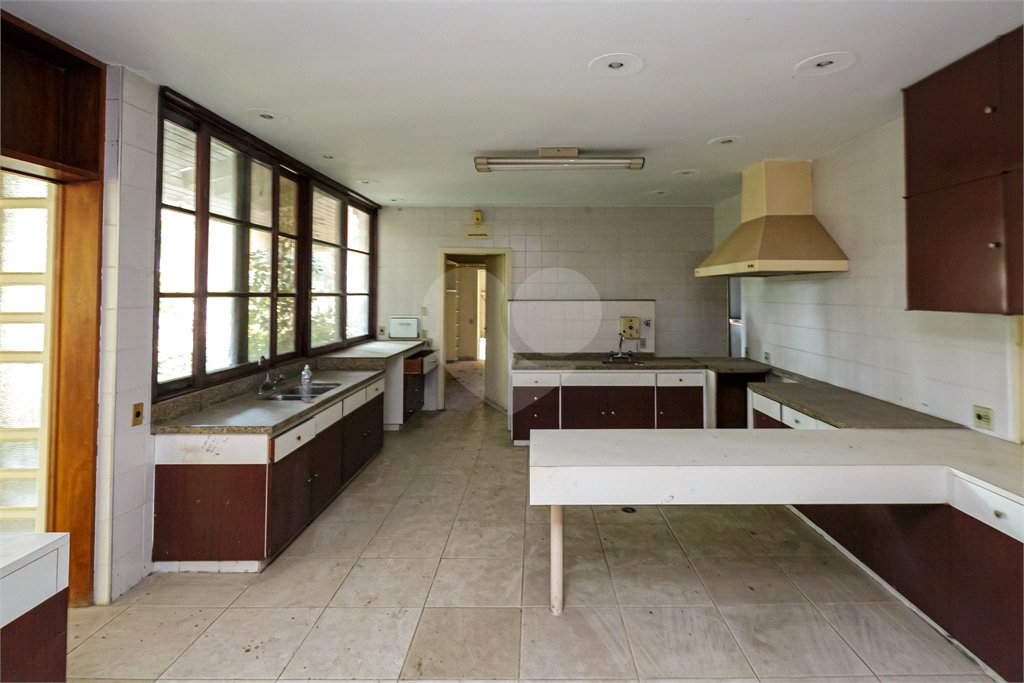 Casa à venda com 5 quartos, sendo 3 suítes, no condomínio Chácara Flora, São Paulo - SP