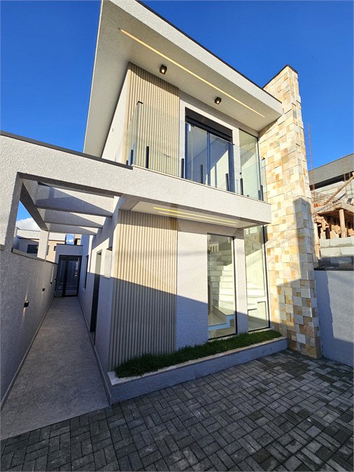 Casa à venda com 3 quartos, sendo 1 suíte,  no condomínio Villas do Jaguari, Santana de Parnaíba - SP