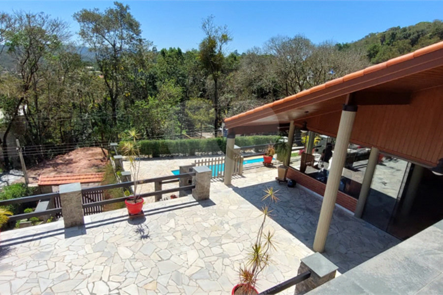 Casa à venda com 3 quartos, sendo 2 suítes, no condomínio Alpes de Caieiras, Caieiras - SP