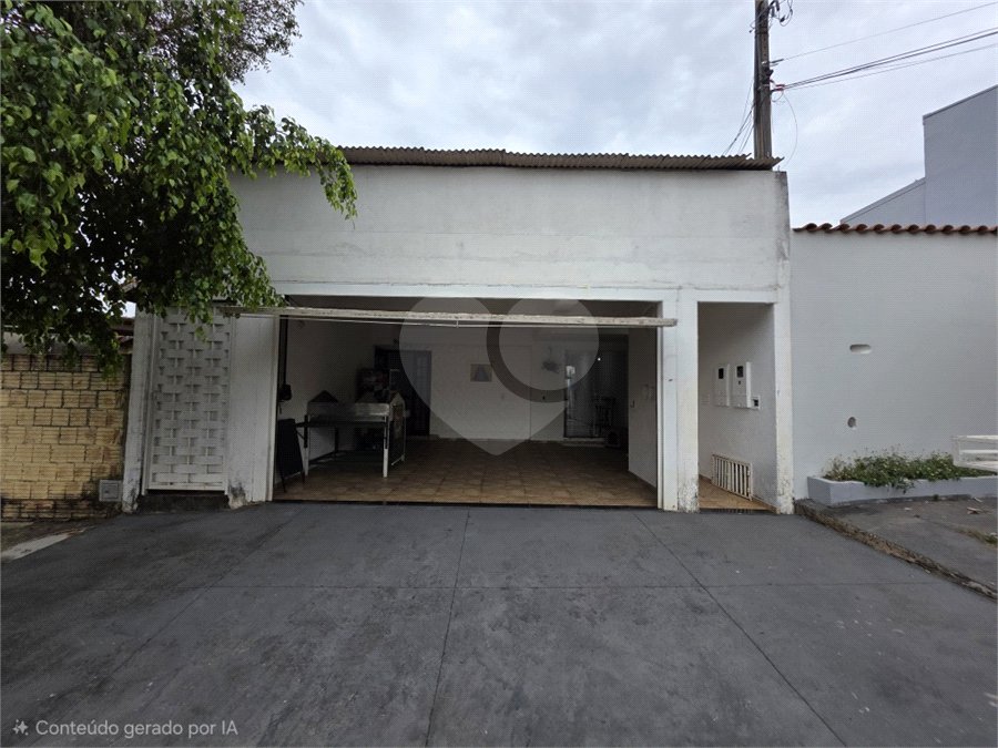 Casa térrea à venda no Douradinho com 2 quartos e edícula com mais dois quartos e 2 banheiros.