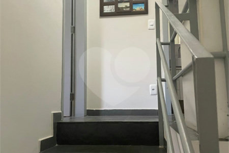 Casa à venda com 3 quartos, sendo 1 suíte, no condomínio Serranos, São Paulo - SP