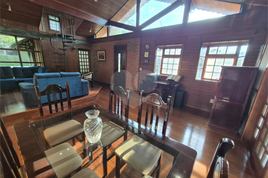 Casa à venda com 3 quartos, sendo 1 suíte, no condomínio Alpes da Cantareira, Mairiporã - SP