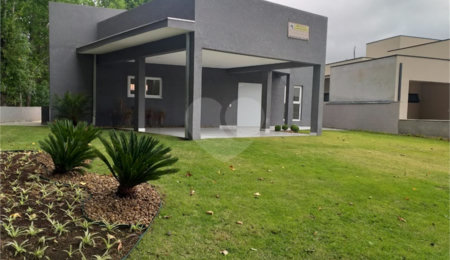 Casa à venda com 2 quartos, sendo 1 suíte,  no condomínio Figueira Garden, Atibaia - SP