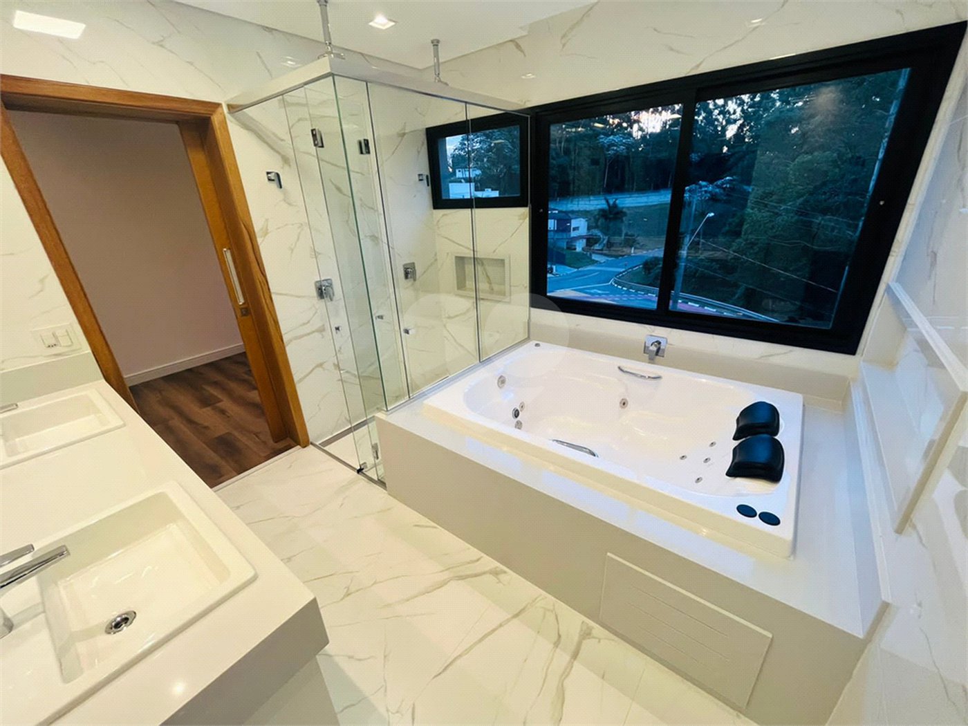Casa à venda com 4 quartos, sendo 3 suítes, no condomínio Real Park Arujá, Arujá - SP