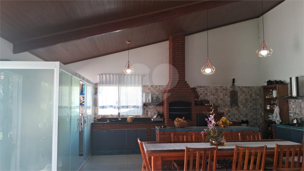 Casa à venda com 5 quartos, sendo 1 suíte, no condomínio Village da Serra, Araçoiaba da Serra - SP
