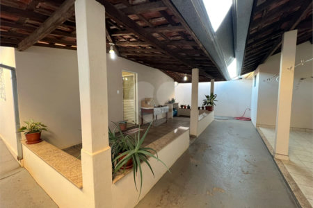 Ampla casa no condomÍnio Parque Fehr, contendo: