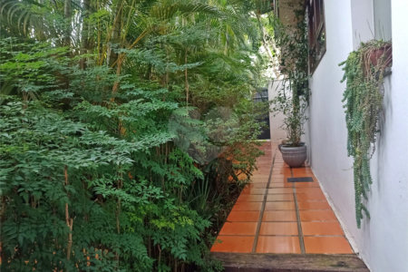 Casa à venda com 4 quartos, sendo 2 suítes,  em Morumbi, São Paulo, SP